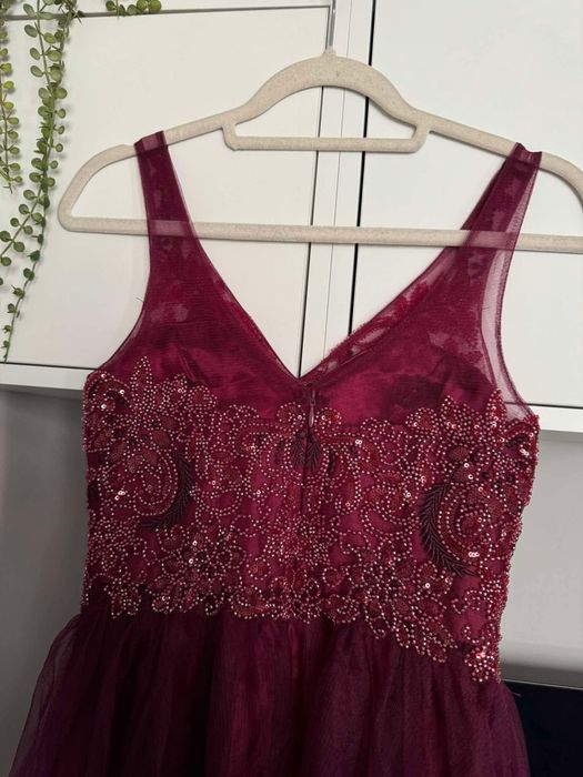 Официална рокля Laona в бордо червено с камъни и тюл за сватба