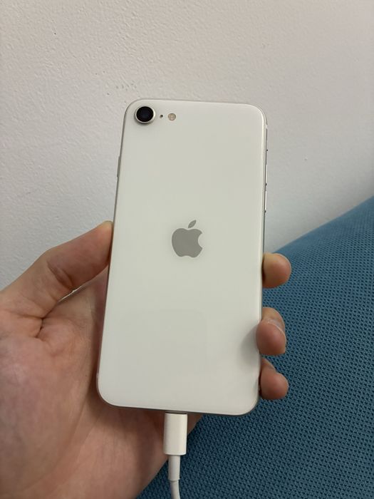 Продам Iphone SE 2020
