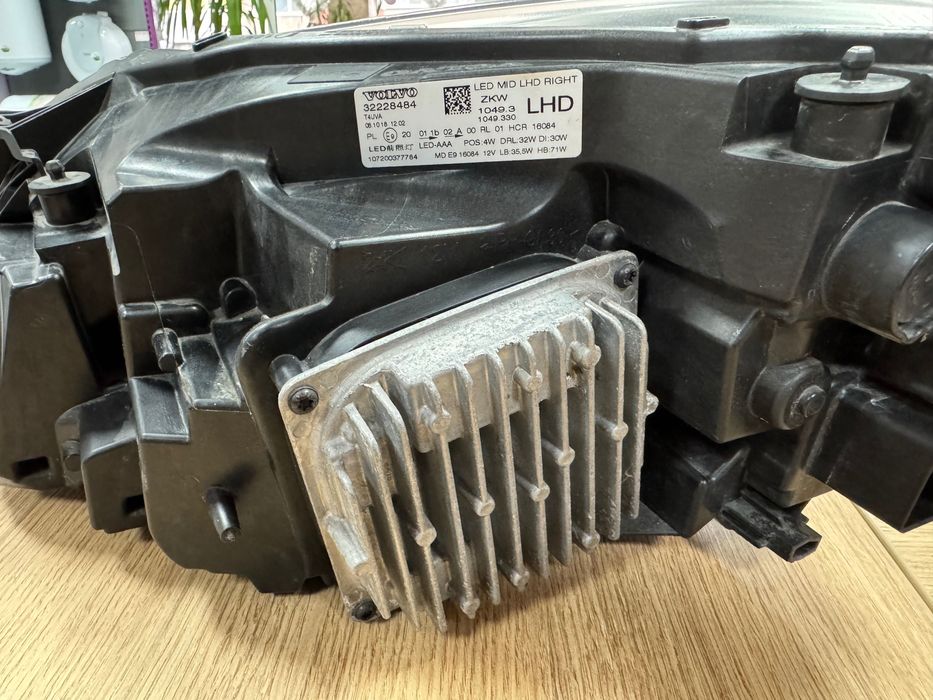 Десен led фар Volvo V40 2018