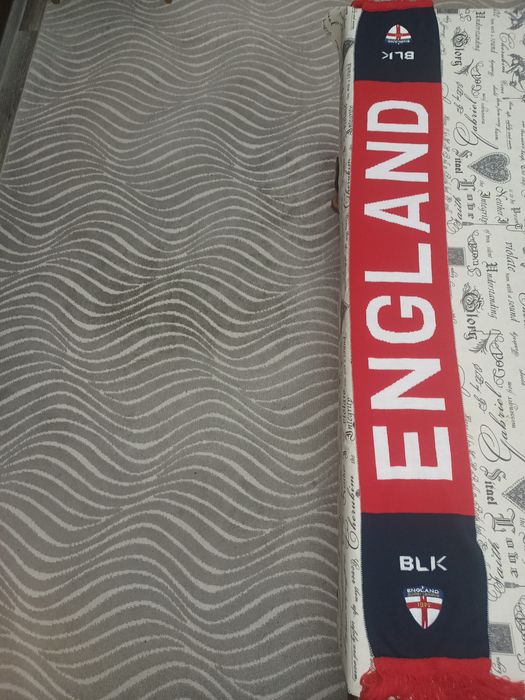 Шал на Англия.        .