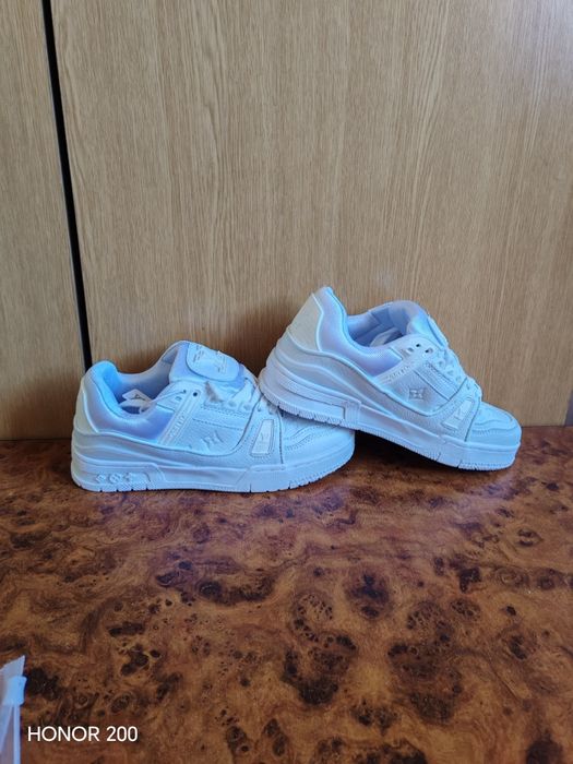 Adidași de vânzare