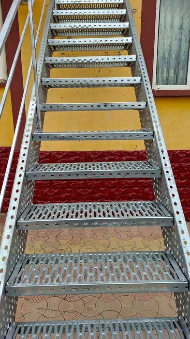 Confectionam scarii metalice zincate exterioare și pentru incendii , platforme, podete si balustrazi profesionale la cererea clientului . Asiguram tra