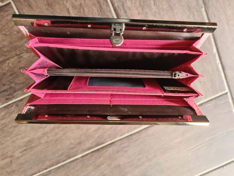 Дамско портмоне.