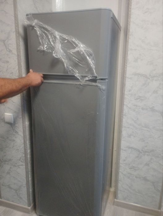 Холодильник Indesit новый. Цвет металлик высота 1.80