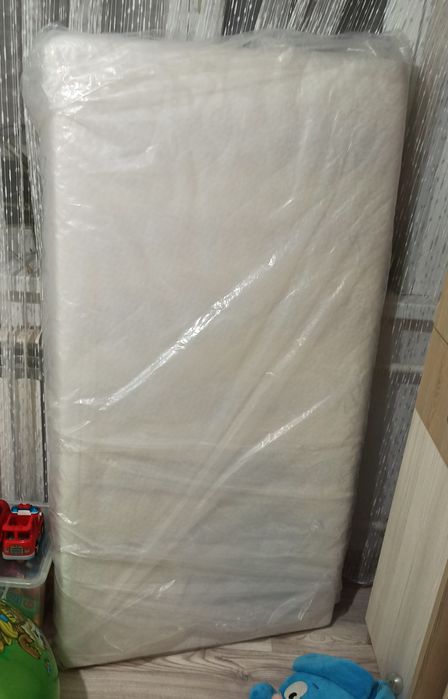 Деревянная кровать с матрасом