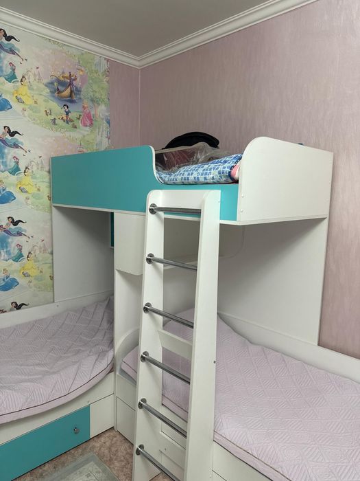 Трехместная детская кровать