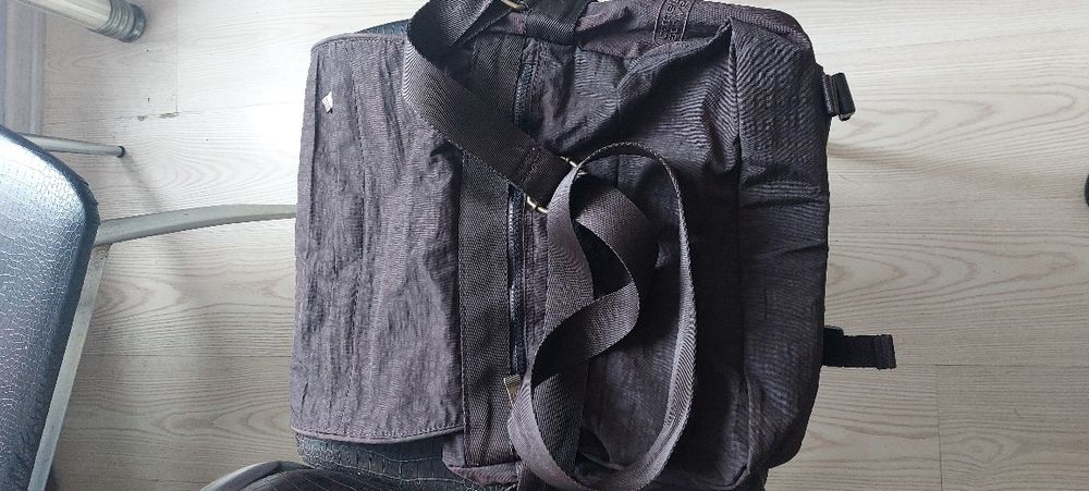 Продавам чанта за документи.