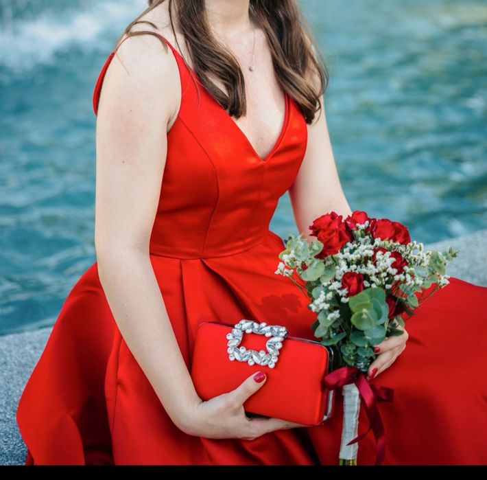 Червена бална рокля