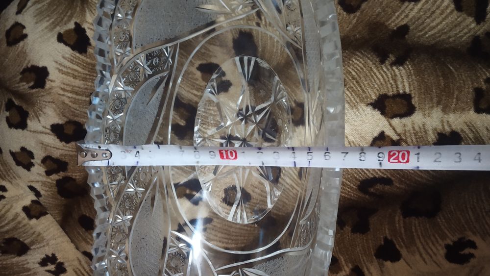 Продам две хрустальные вазы