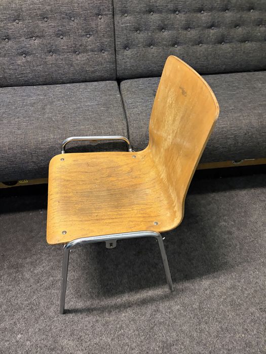 Scaune foarte rezistente structura metalica sezut lemn stare foarte buna se pot conecta mai multe