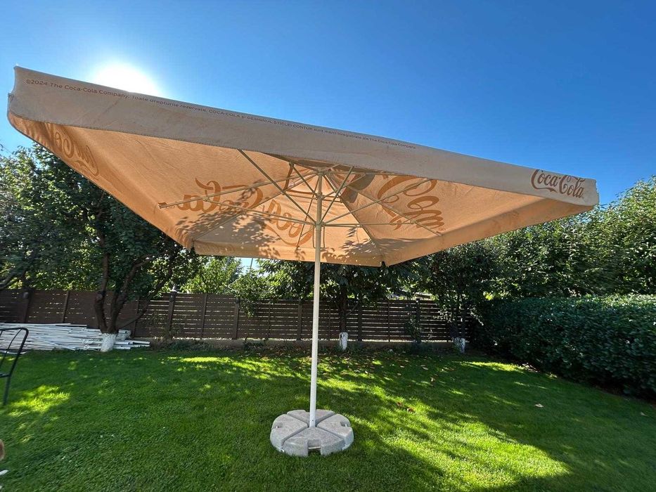Umbrelă de terasă profesională de 3,5 metri, cu design Coca Cola. Ideală pentru a oferi umbră și protecție în grădină sau pe terasă
