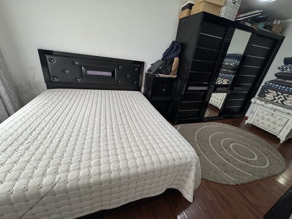 Гарнитур,кровать,комод