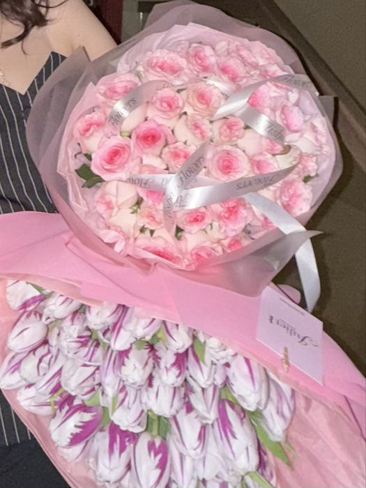 Шарики и букет цветоа