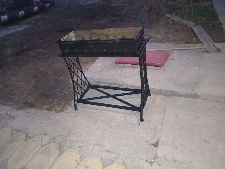 Мусорный бак, качеля, мангал