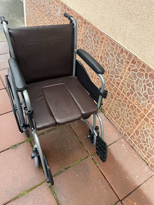 Scaun cu Rotile cu vas de toaleta