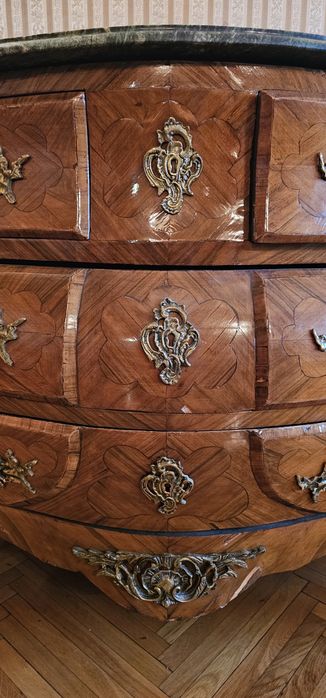 Comodă în stil Louis XV cu blat de marmură verde.