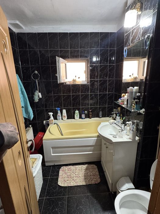 Apartament(3 camere, 2 bai, 60mp) + garaj10mp