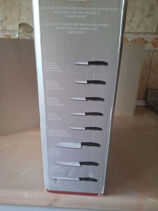 Vand trusa cutite Victorinox.