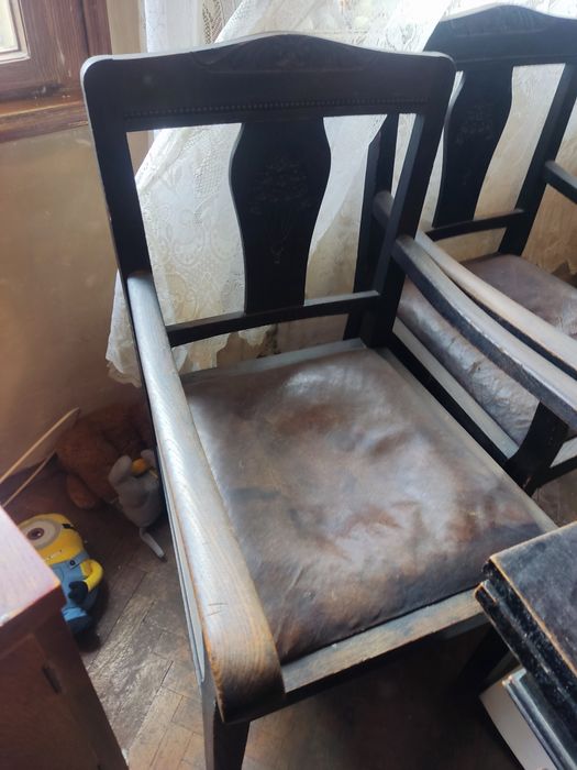 Стара маса със столове