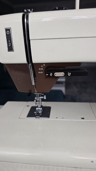 Masina de cusut Privileg (Singer) cu comanda la mana