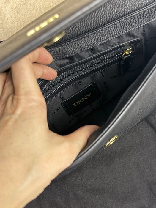 Сумка бренда DKNY
