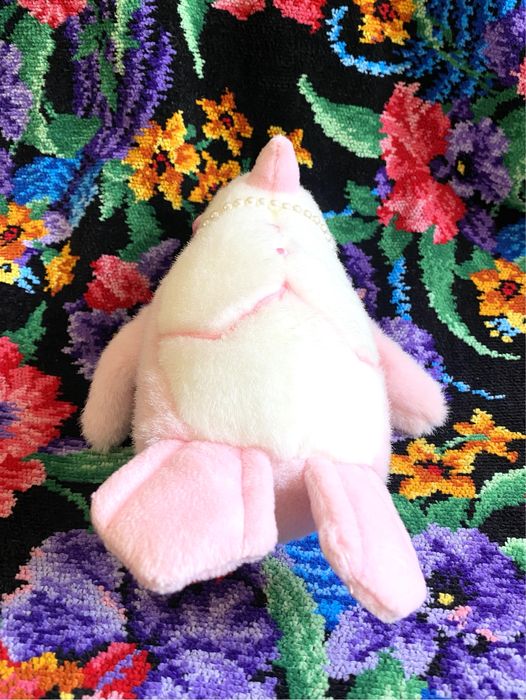 Розовый пингвин в бусах