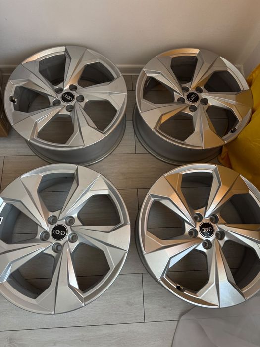 Vând jante originale Audi.