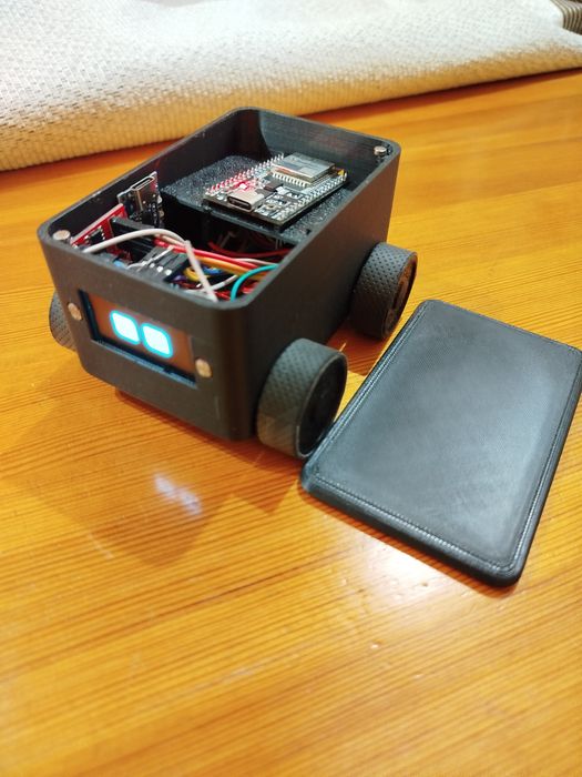Компактен смарт робот с управление от телефон (ESP32)