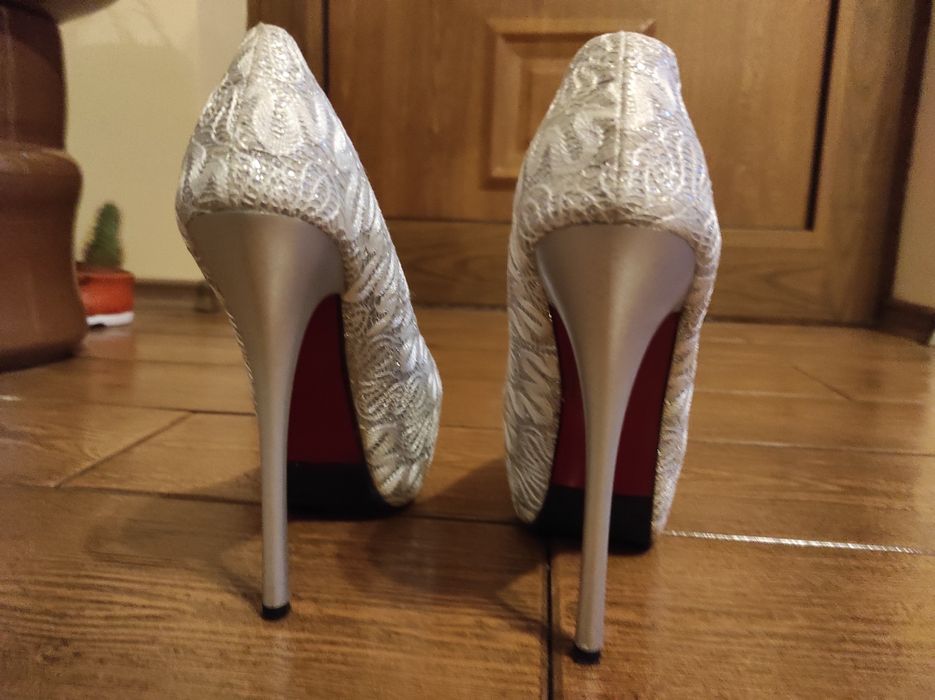 Обувки на висок ток