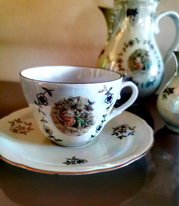 Антикварен порцеланов колекционерски сет сервиз чинийки чашки каничка