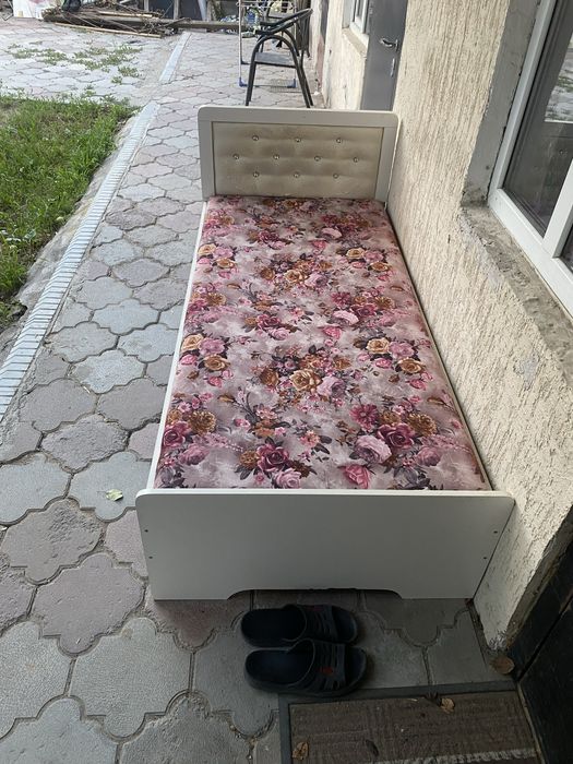 Продается кровать с матрасом