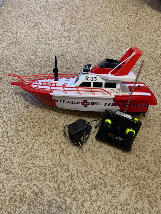 Корабль на пульте управления.