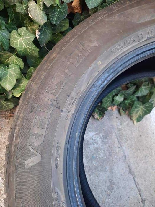 4 Броя 225/65/17 Vredestein 2бр - 6,8мм, 2бр - 5,6мм