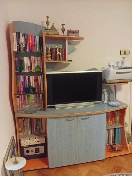 Bibliotecă abstractă cu spațiu depozitare