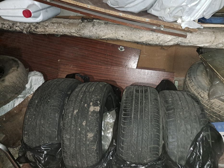 Продаётся резина Бу 2 комплекта