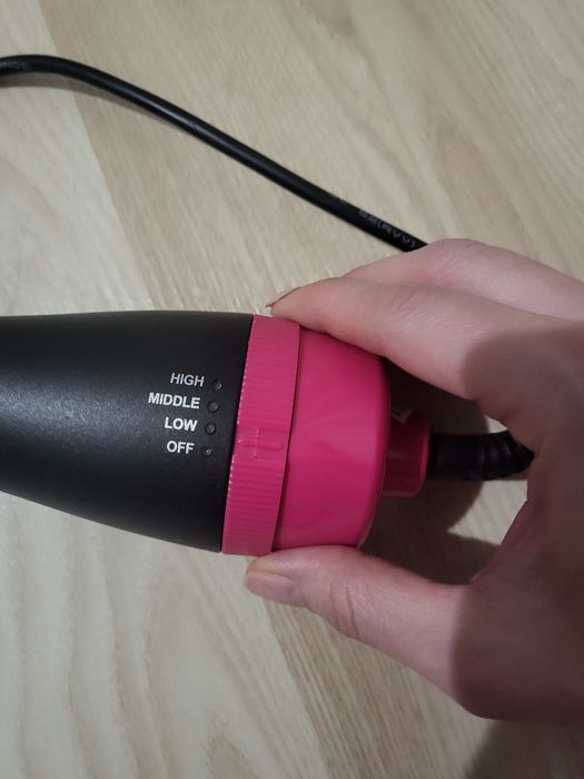 Perie coafat cu aer cald