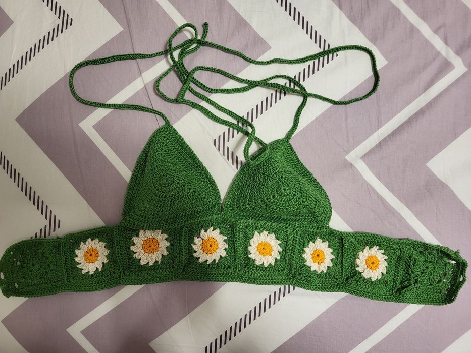 Top crosetat cu flori