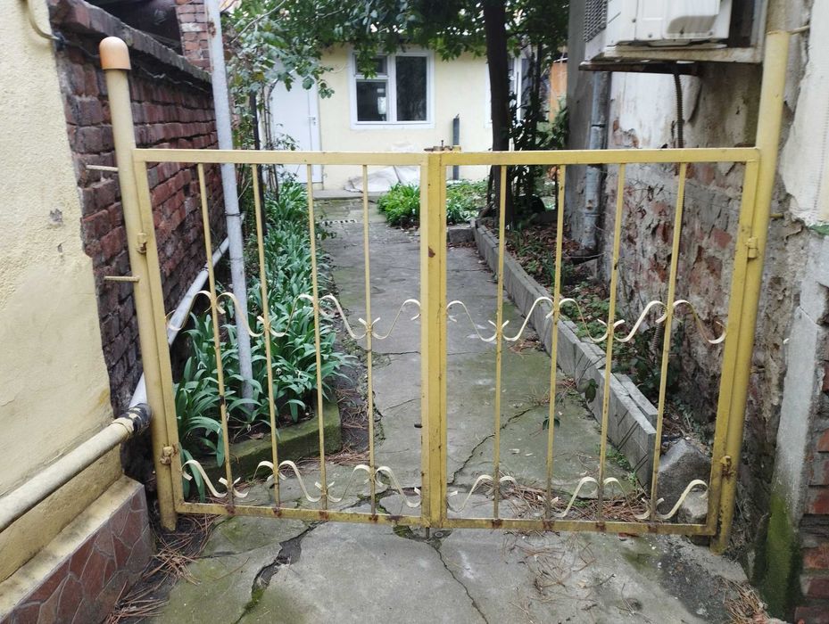 Метална преграждаща врата