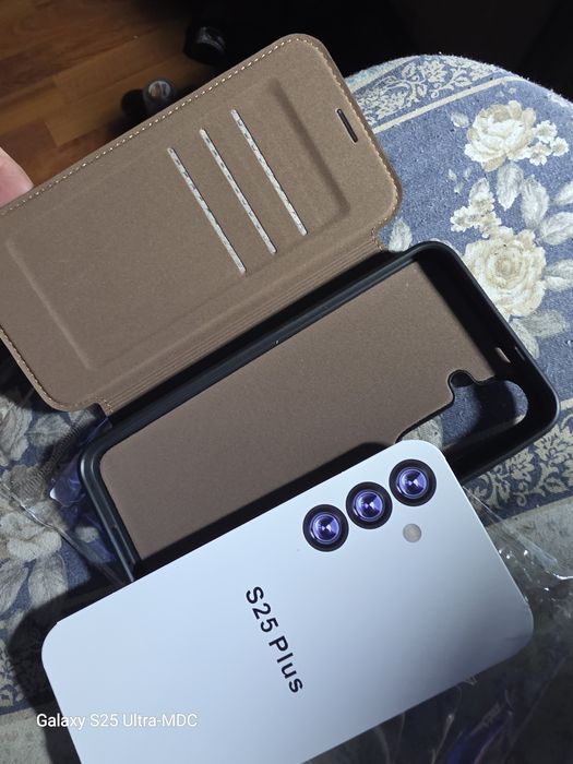 Vând husa din piele naturala pentru Samsung galaxy s25 plus