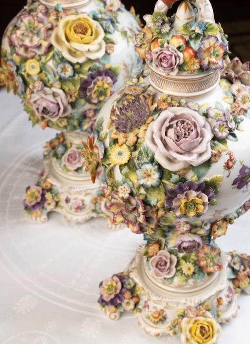 Антиквариатные фарфоровые вазы королевской мануфактуры Людвигсбург