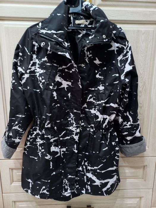 Дамски шлифер в бяло и черно