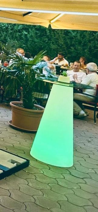 Masa cocktail  exterioară sau interor cu lumini ambientale