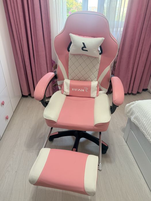 Vand scaun de gaming aproape nou