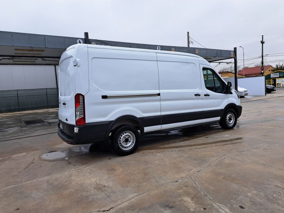 Ford Transit model mediu