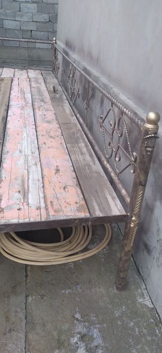 Разбирается .2.50м на 4.50м.С досками.