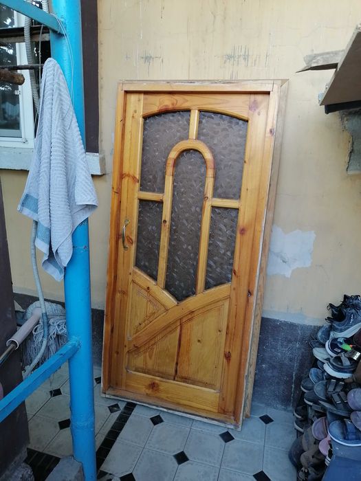 Продается дверь из натурального  дерева