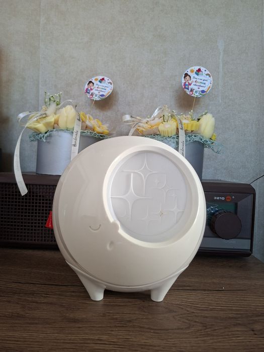 Proiector/lampă de liniștire Fisher-Price, cu muzică, sunete, lumină și temporizator.
