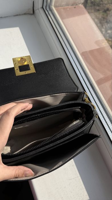 Черная кожаная сумка