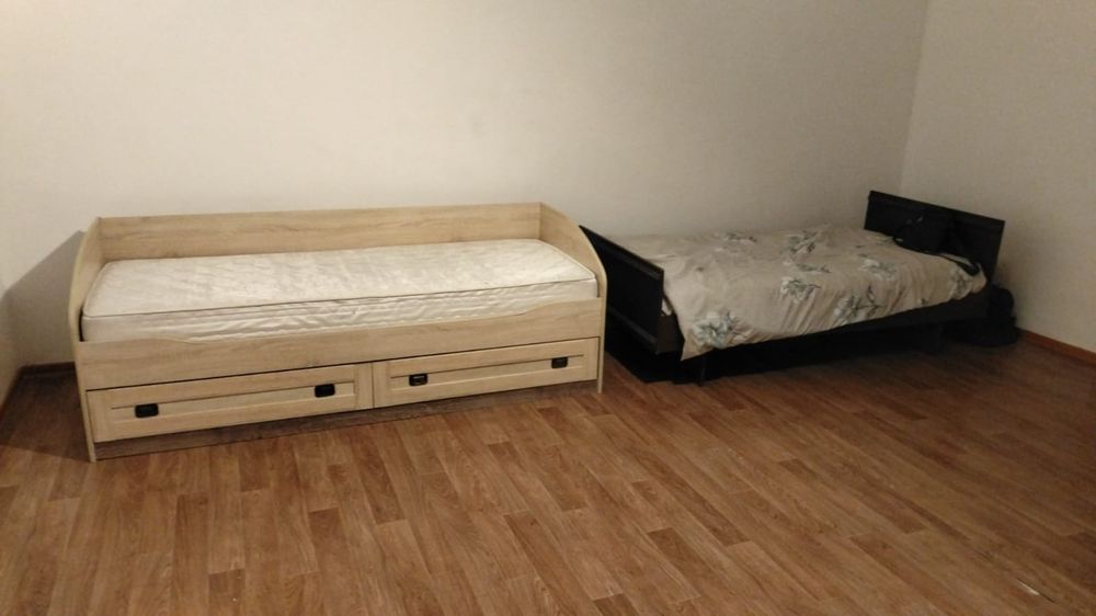 Кравать с матрацам ,диван