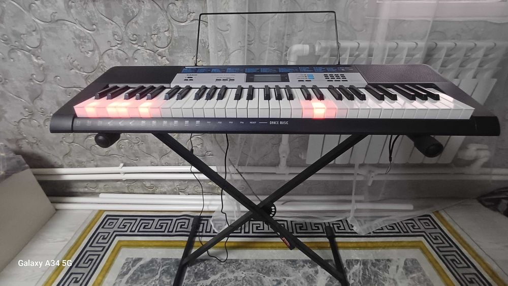 Продам синтезатор Casio LK136